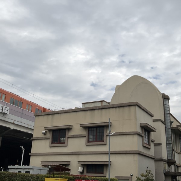 阪神電車（左端）とパラボラアーチ